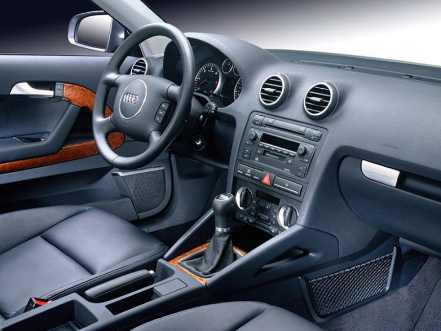 Интерьер Audi A3 2.0 TDI (8P) 2003 года  (фото 16 из 23)